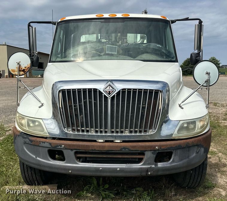 image for item DT6314 2006 International 4200 street sweeper truck