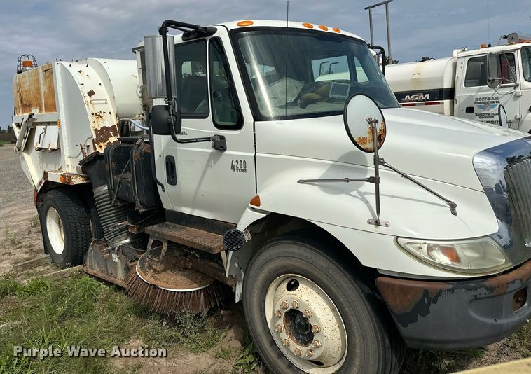 image for item DT6314 2006 International 4200 street sweeper truck