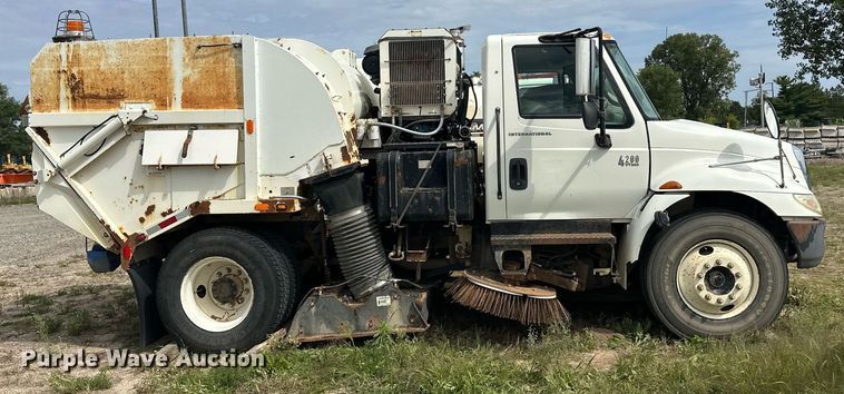 image for item DT6314 2006 International 4200 street sweeper truck
