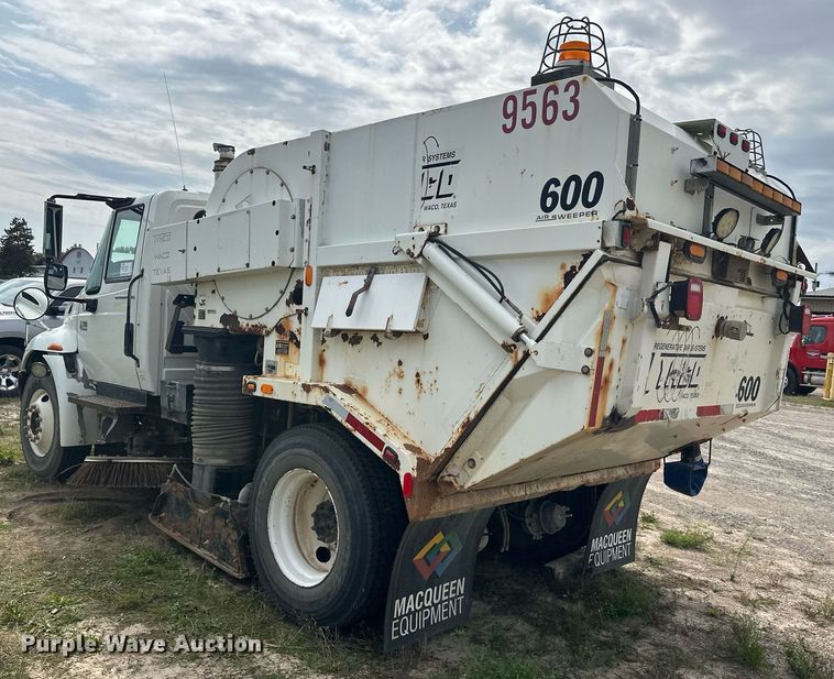 image for item DT6314 2006 International 4200 street sweeper truck