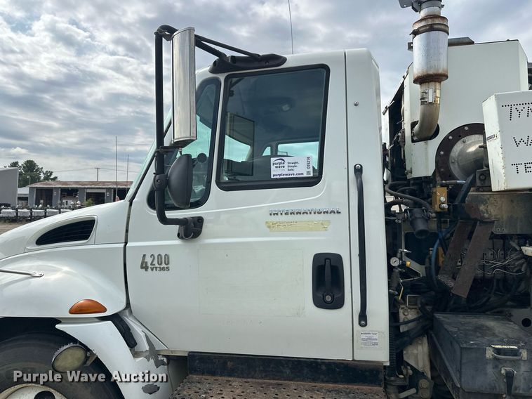 image for item DT6314 2006 International 4200 street sweeper truck