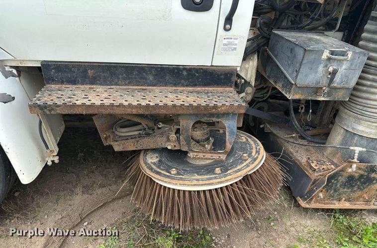 image for item DT6314 2006 International 4200 street sweeper truck