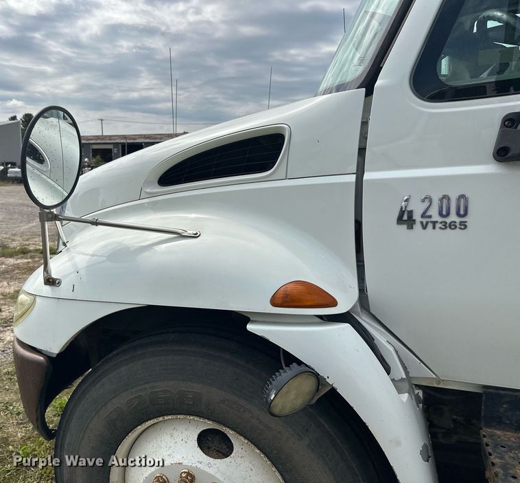 image for item DT6314 2006 International 4200 street sweeper truck