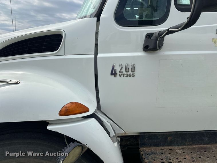 image for item DT6314 2006 International 4200 street sweeper truck