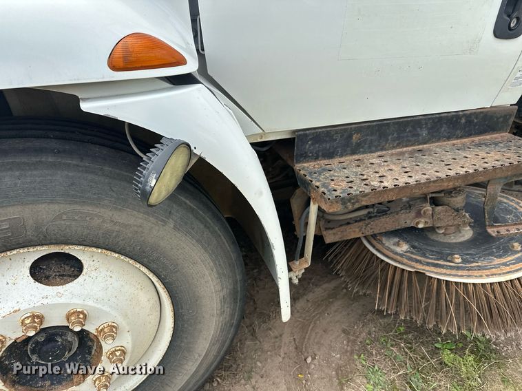 image for item DT6314 2006 International 4200 street sweeper truck