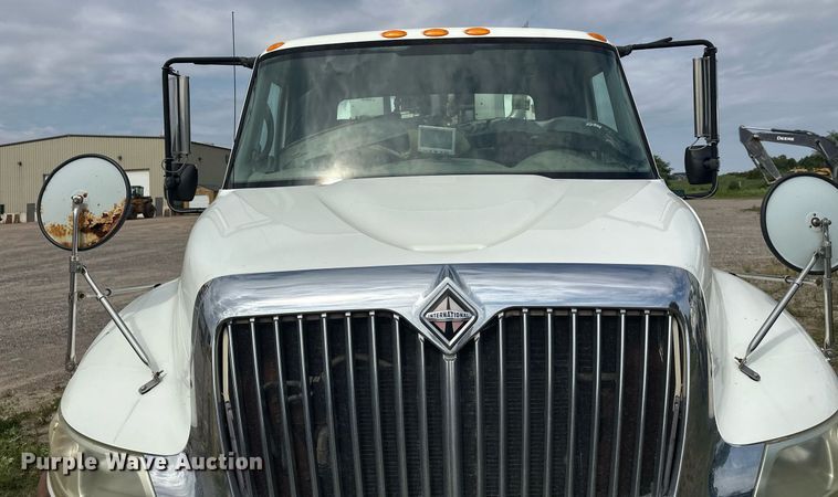 image for item DT6314 2006 International 4200 street sweeper truck