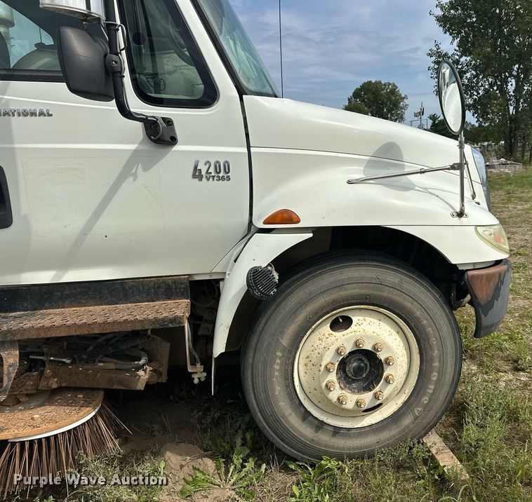 image for item DT6314 2006 International 4200 street sweeper truck