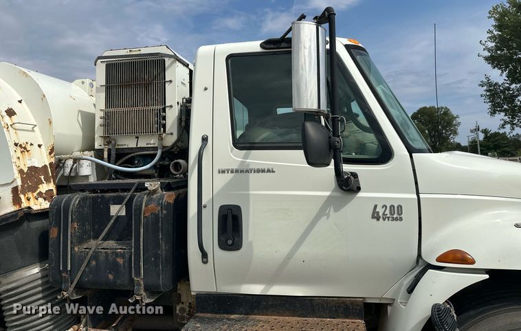 image for item DT6314 2006 International 4200 street sweeper truck