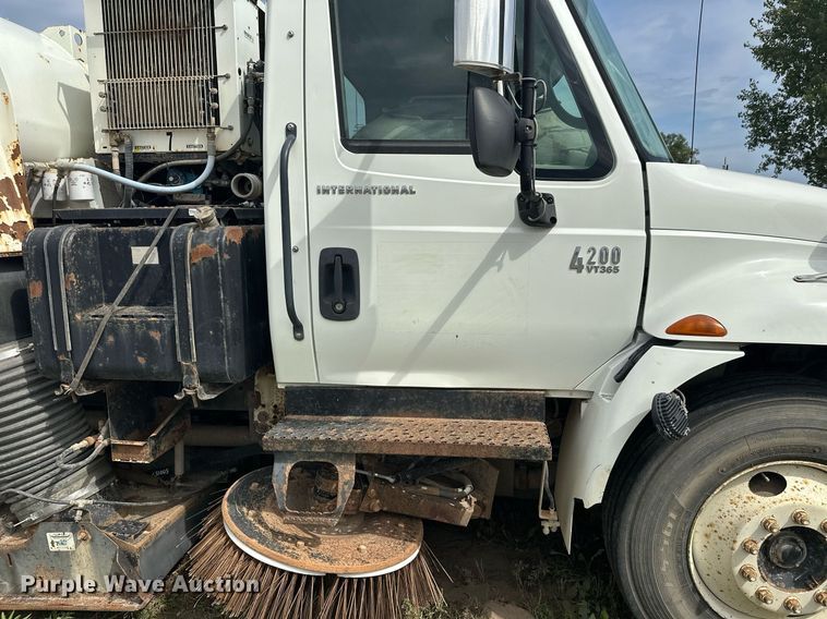 image for item DT6314 2006 International 4200 street sweeper truck