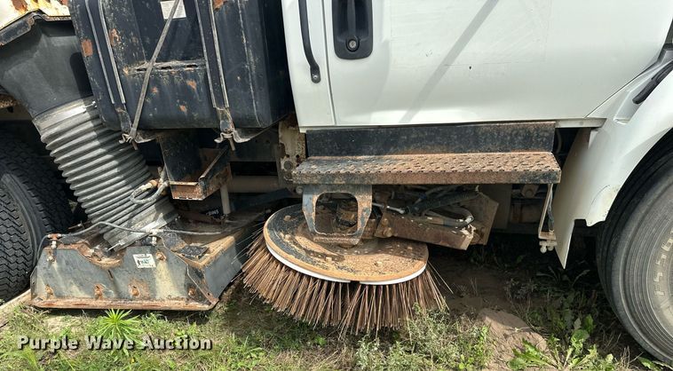 image for item DT6314 2006 International 4200 street sweeper truck