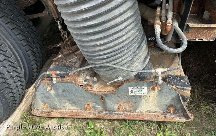 image for item DT6314 2006 International 4200 street sweeper truck