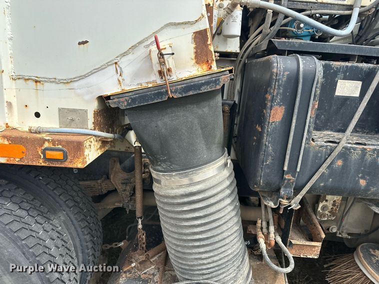 image for item DT6314 2006 International 4200 street sweeper truck