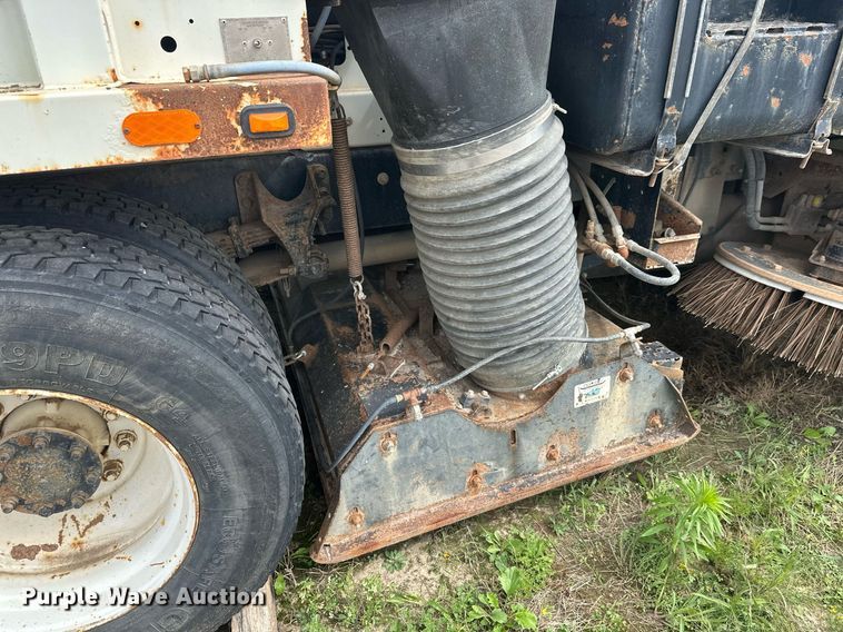 image for item DT6314 2006 International 4200 street sweeper truck