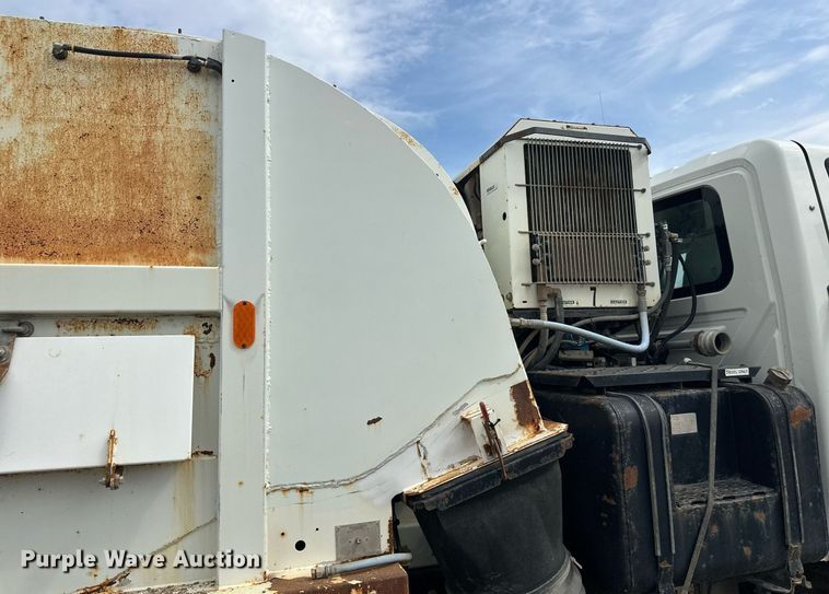 image for item DT6314 2006 International 4200 street sweeper truck