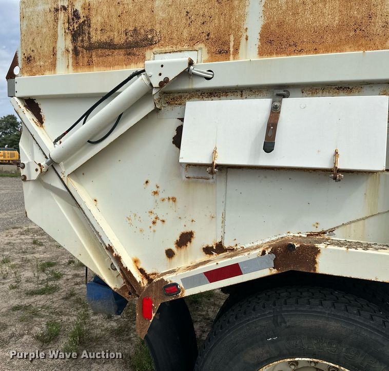 image for item DT6314 2006 International 4200 street sweeper truck