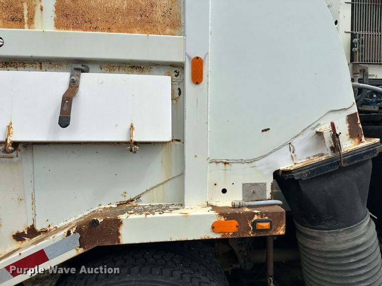 image for item DT6314 2006 International 4200 street sweeper truck