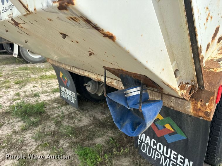 image for item DT6314 2006 International 4200 street sweeper truck