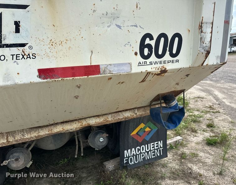 image for item DT6314 2006 International 4200 street sweeper truck