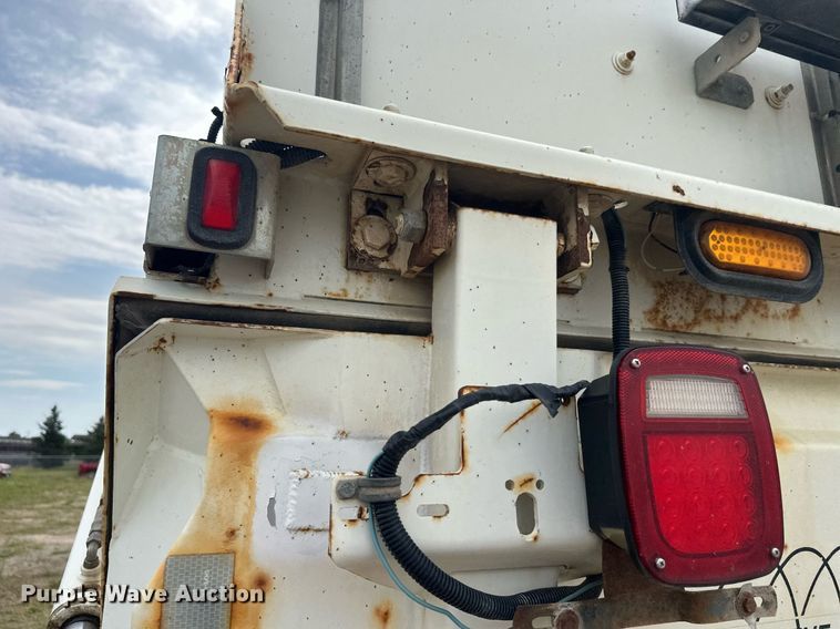 image for item DT6314 2006 International 4200 street sweeper truck