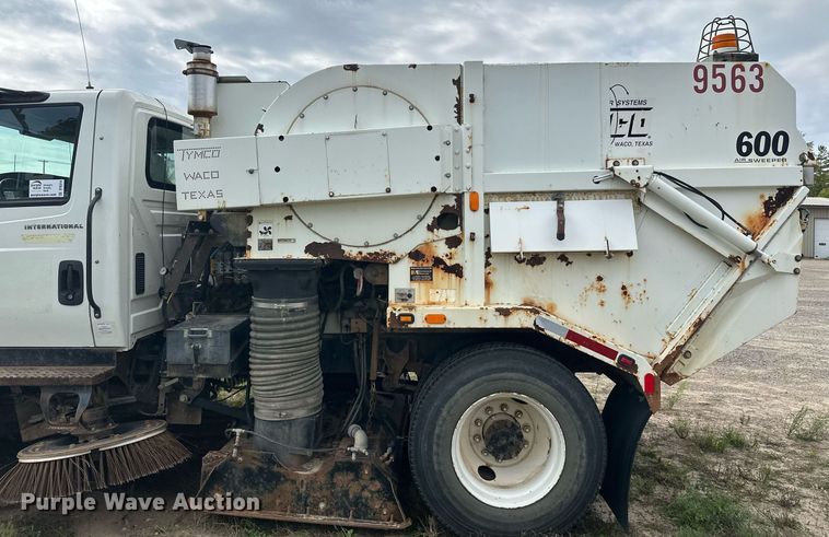 image for item DT6314 2006 International 4200 street sweeper truck