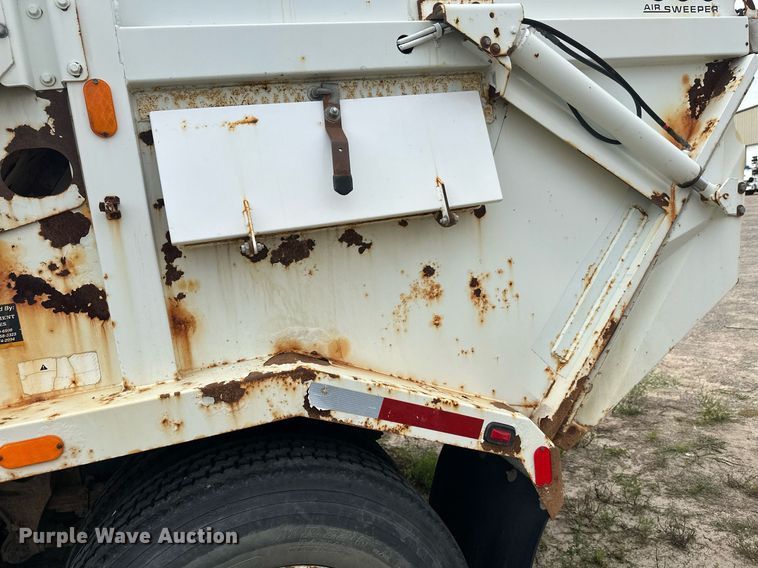 image for item DT6314 2006 International 4200 street sweeper truck