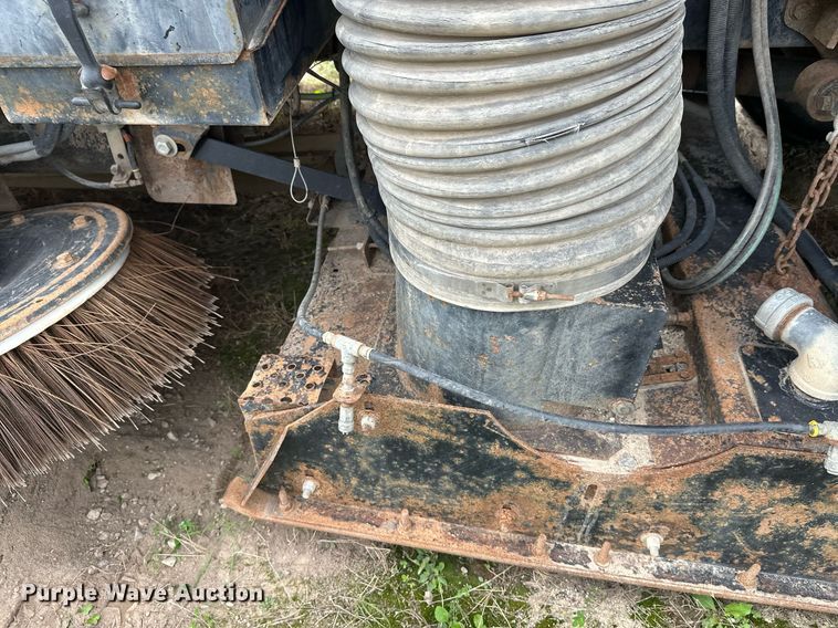 image for item DT6314 2006 International 4200 street sweeper truck