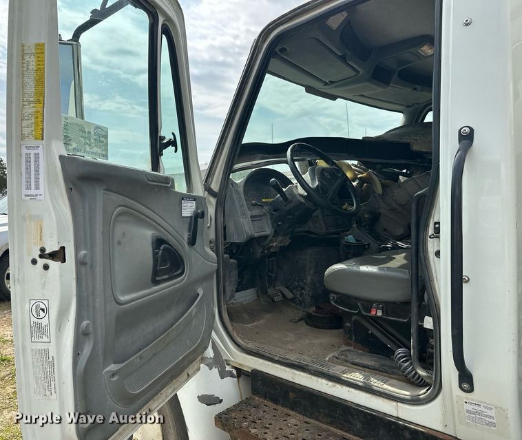 image for item DT6314 2006 International 4200 street sweeper truck