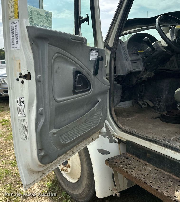 image for item DT6314 2006 International 4200 street sweeper truck