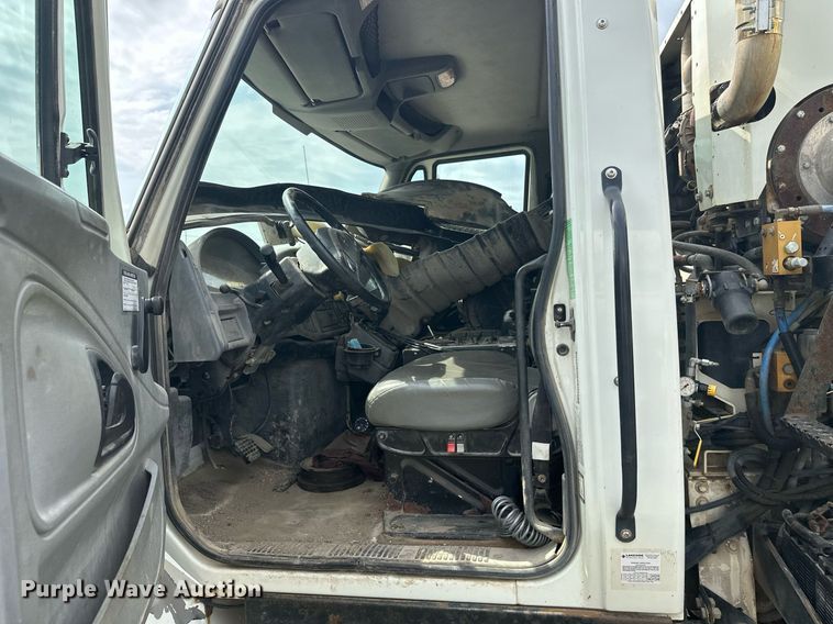 image for item DT6314 2006 International 4200 street sweeper truck