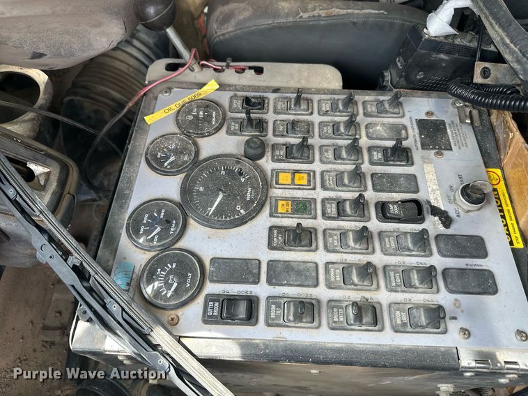 image for item DT6314 2006 International 4200 street sweeper truck