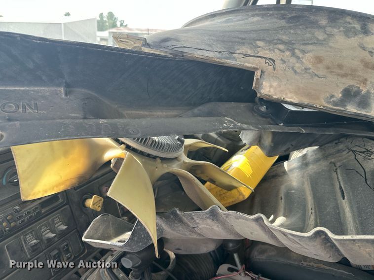 image for item DT6314 2006 International 4200 street sweeper truck