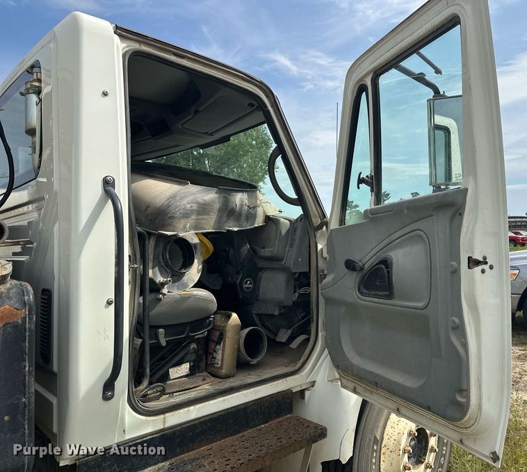 image for item DT6314 2006 International 4200 street sweeper truck