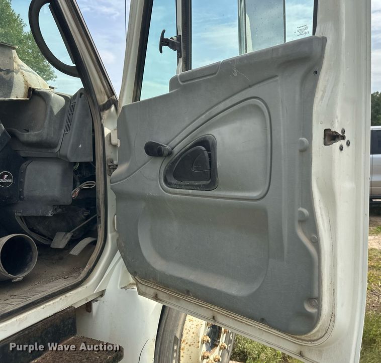 image for item DT6314 2006 International 4200 street sweeper truck