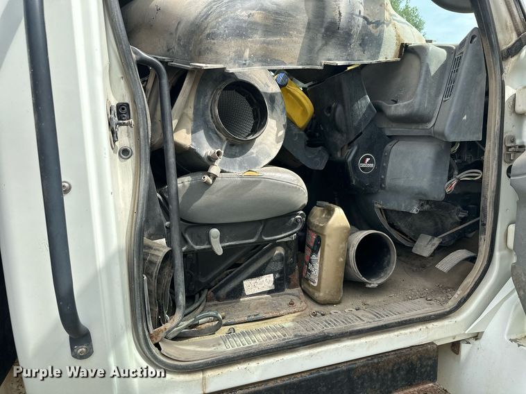 image for item DT6314 2006 International 4200 street sweeper truck