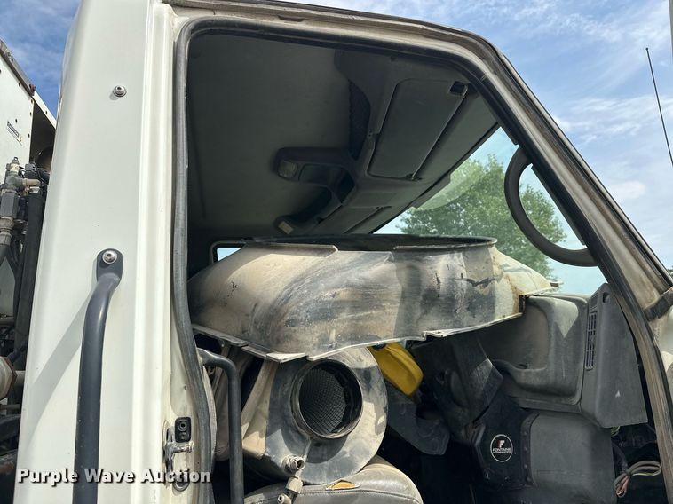 image for item DT6314 2006 International 4200 street sweeper truck