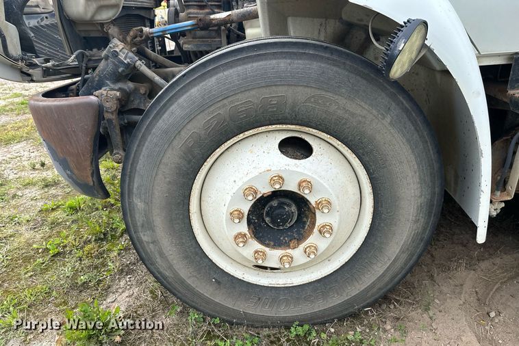 image for item DT6314 2006 International 4200 street sweeper truck