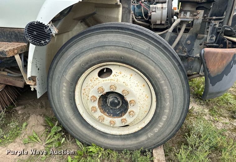 image for item DT6314 2006 International 4200 street sweeper truck