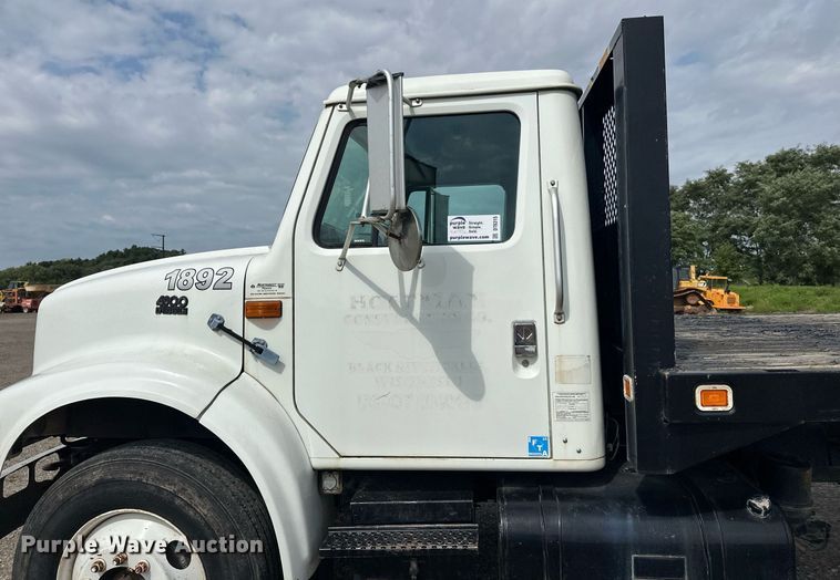 image for item DT6315 1998 International 4900 flatbed truck