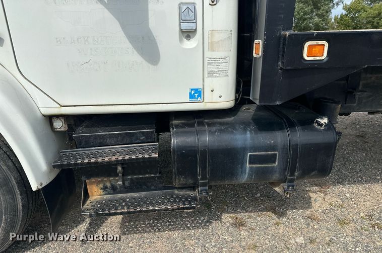 image for item DT6315 1998 International 4900 flatbed truck