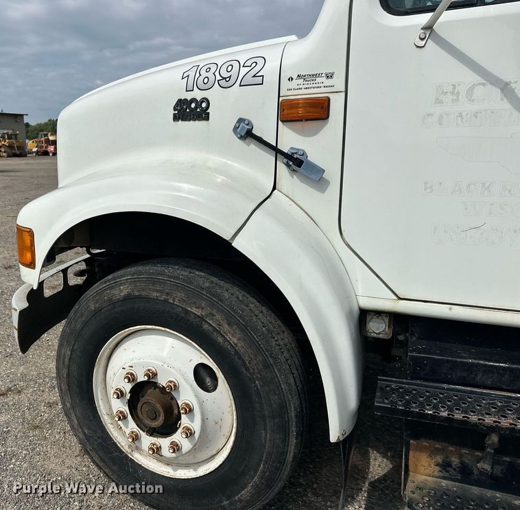 image for item DT6315 1998 International 4900 flatbed truck