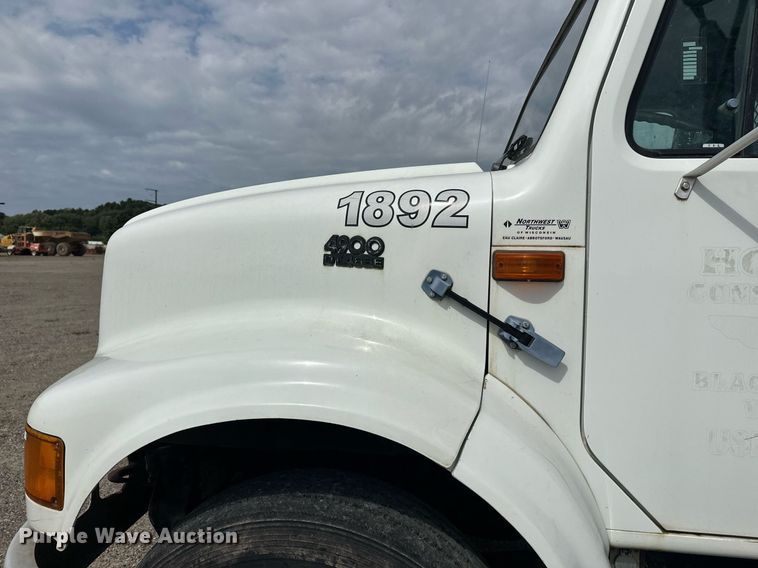 image for item DT6315 1998 International 4900 flatbed truck