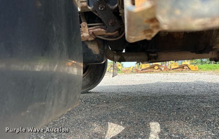 image for item DT6315 1998 International 4900 flatbed truck