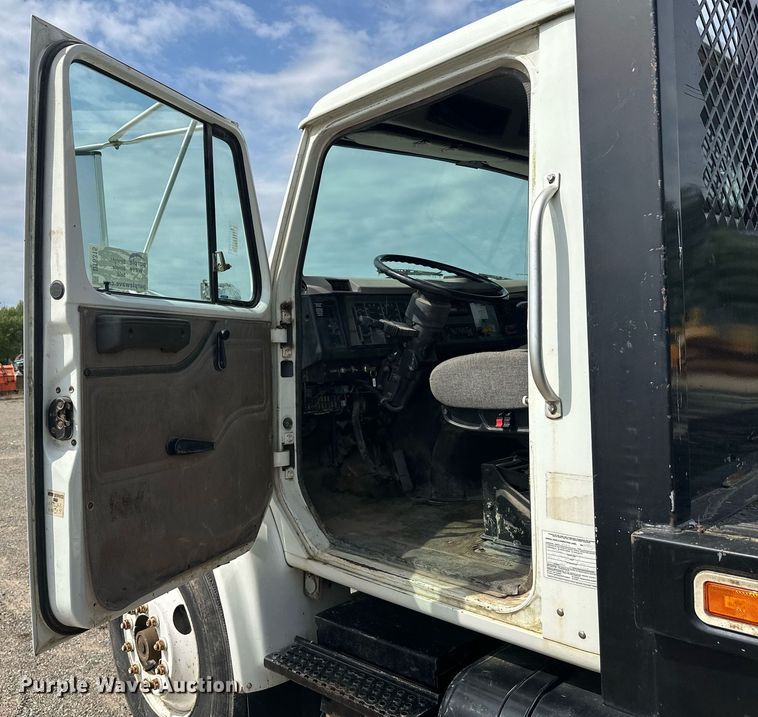 image for item DT6315 1998 International 4900 flatbed truck
