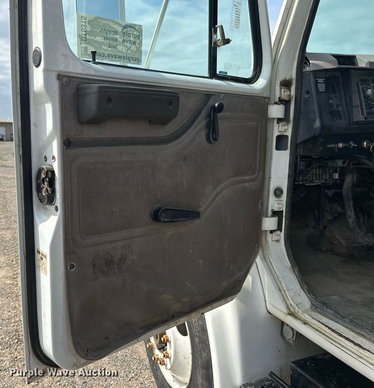 image for item DT6315 1998 International 4900 flatbed truck