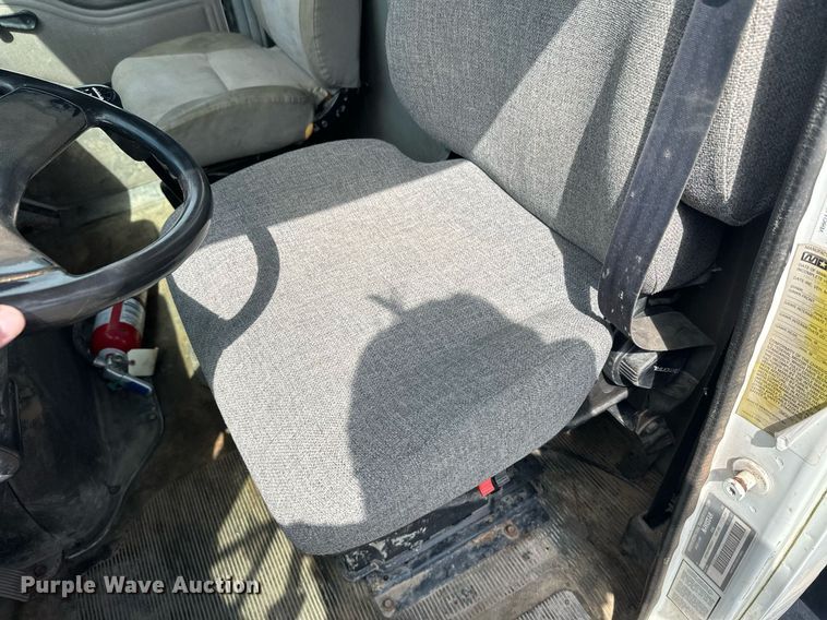 image for item DT6315 1998 International 4900 flatbed truck