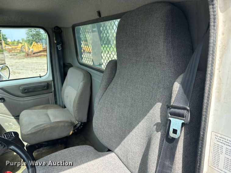 image for item DT6315 1998 International 4900 flatbed truck