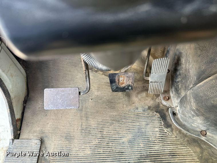 image for item DT6315 1998 International 4900 flatbed truck