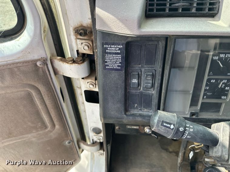 image for item DT6315 1998 International 4900 flatbed truck