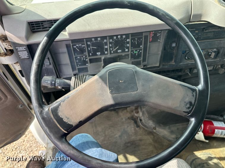 image for item DT6315 1998 International 4900 flatbed truck