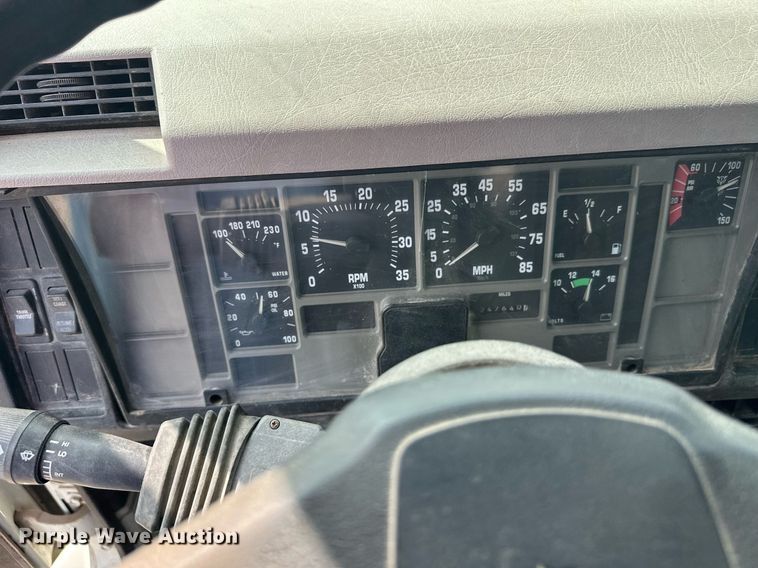 image for item DT6315 1998 International 4900 flatbed truck